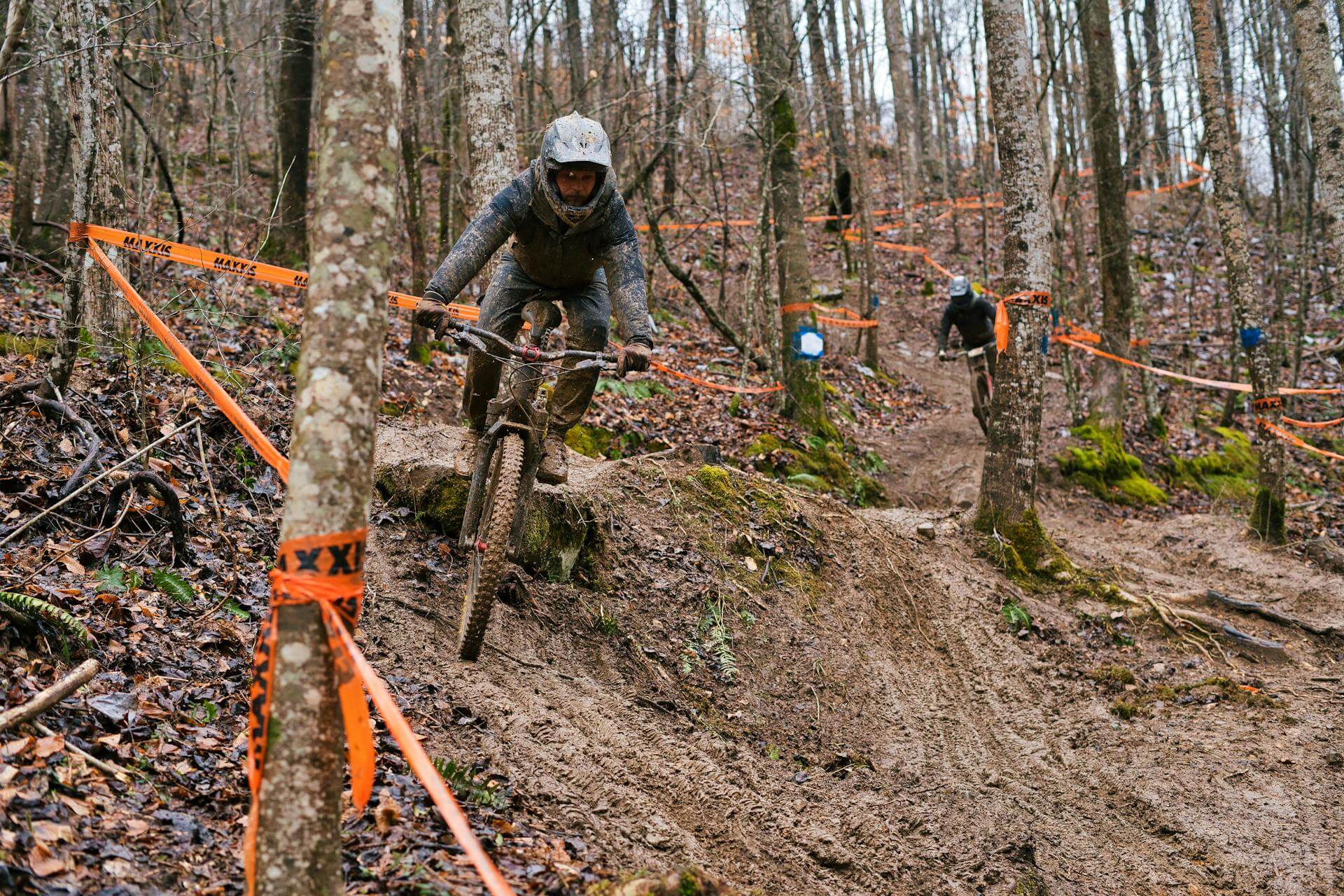 Downhill cyklar Två personer på downhill cyklar.