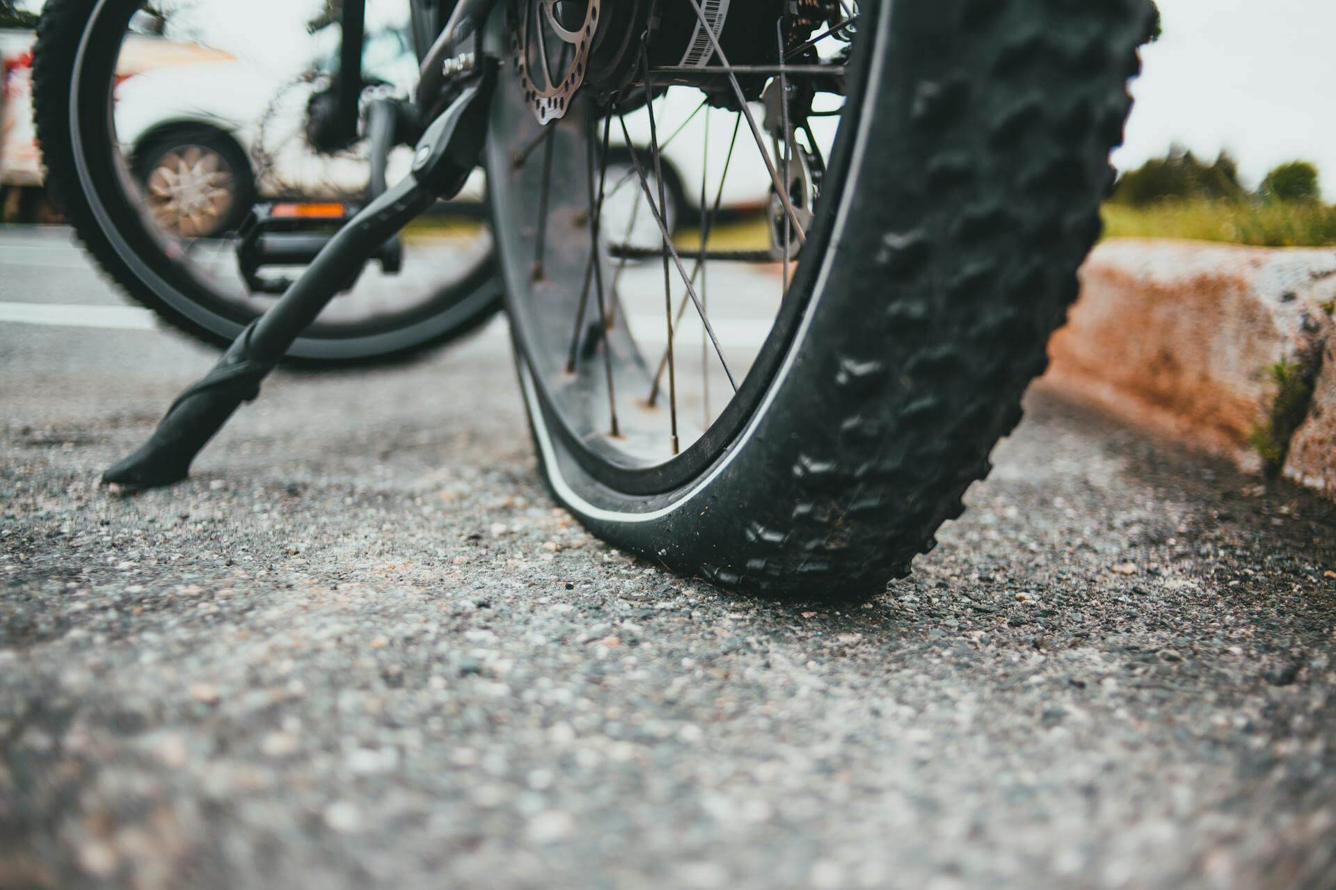 Ett punkterat däck. Laga punka cykel själv eller hos Cykelhörnan.
