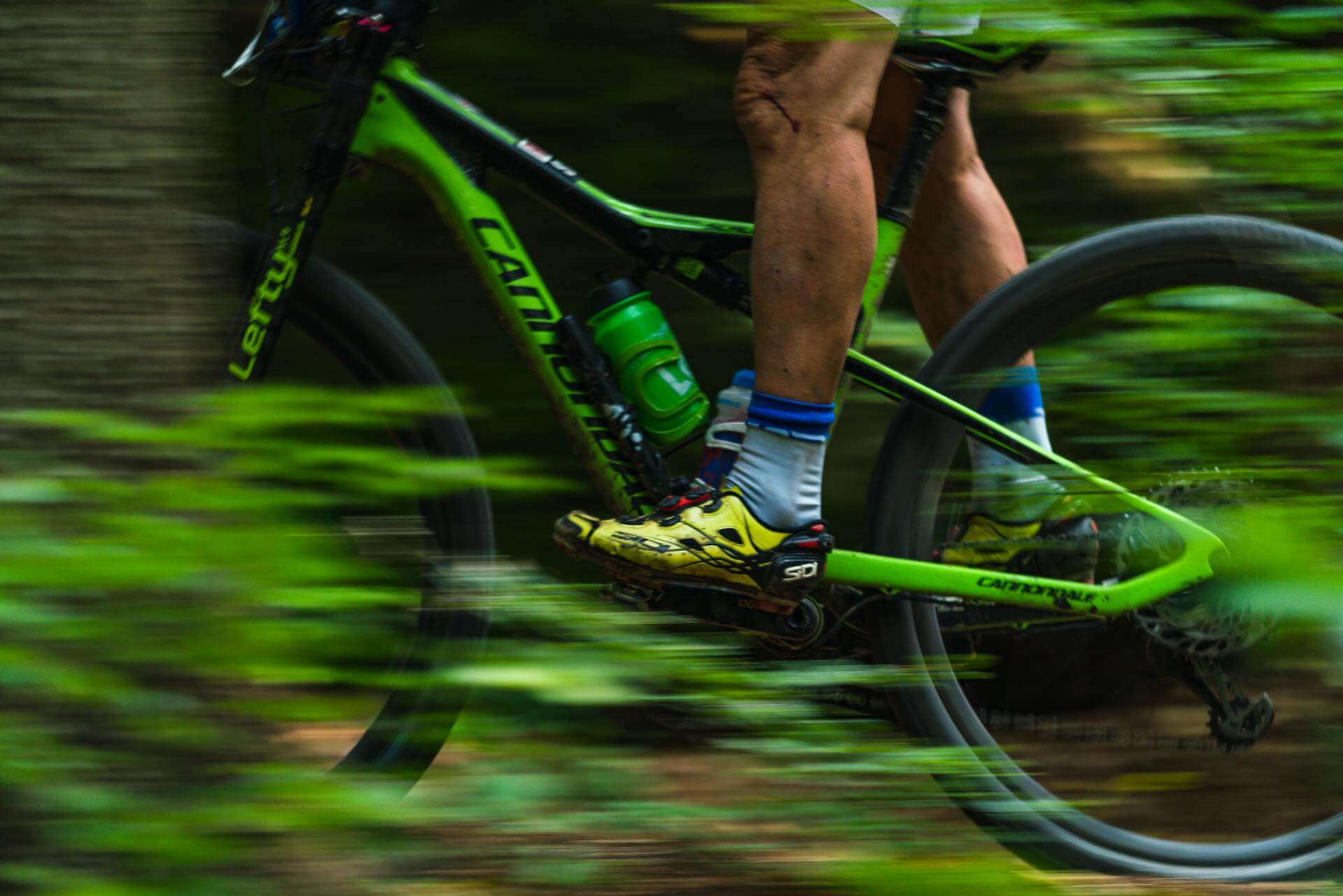 MTB i Enköping Person som cyklar med sin MTB i Enköping.