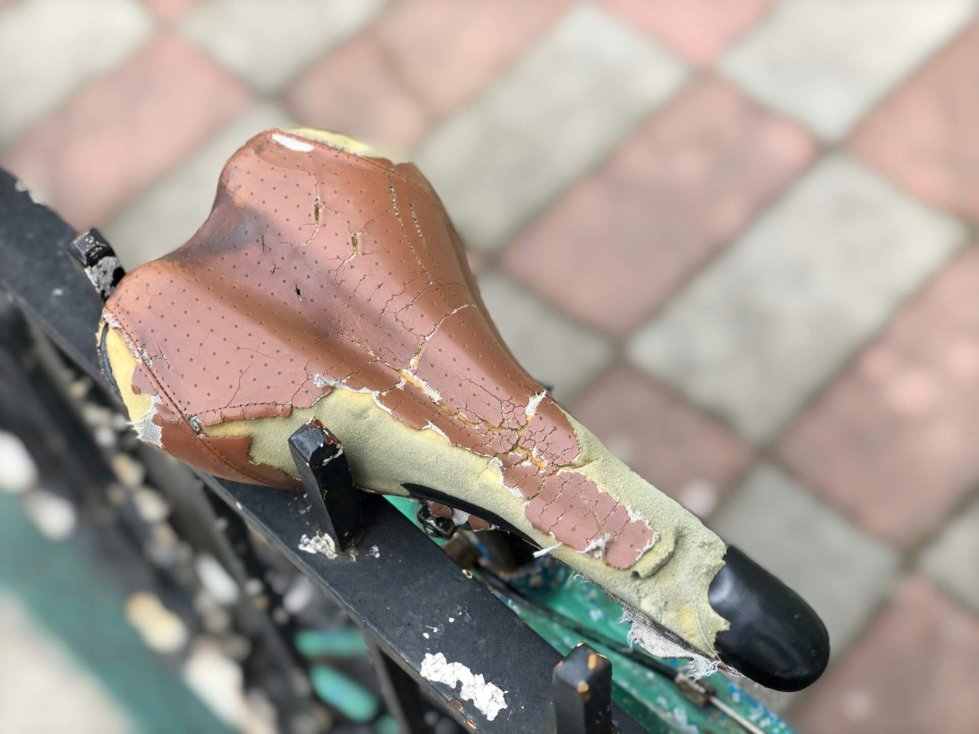 Montera cykelsadel En väldigt nedbruten cykelsadel. Lär dig om hur du ska montera cykelsadeln med vår guide.