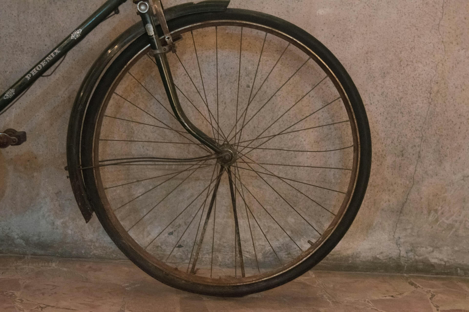 Rengöra bromsbelägg på cykeln Cykelhjul med bromsbelägg. Lär dig att rengöra bromsbelägg på cykeln med vår guide.