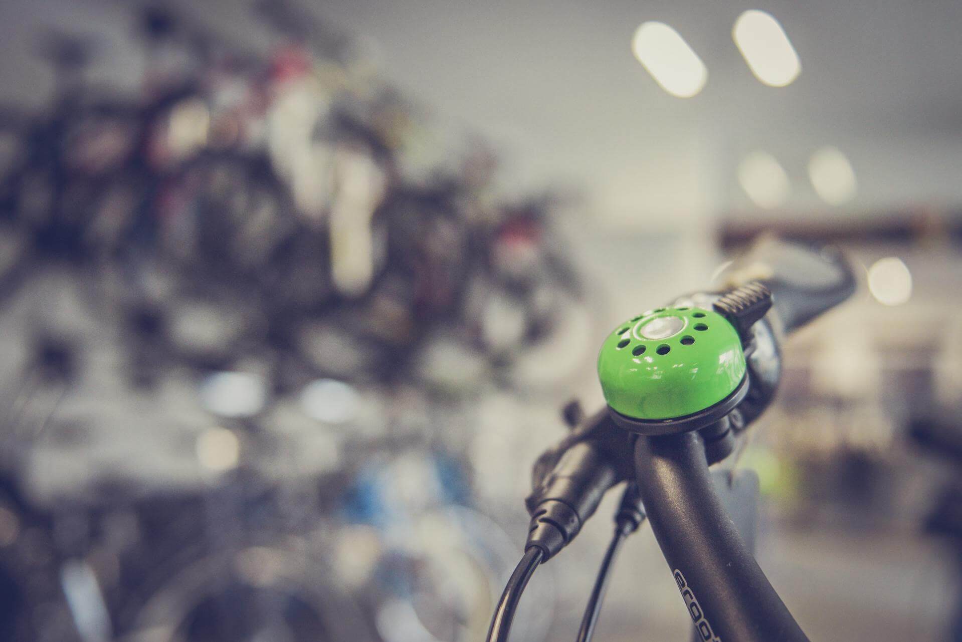 Köpa cykeltillbehör En grön ringklocka Välj att köpa cykeltillbehör hos Cykelhörnan i Enköping,